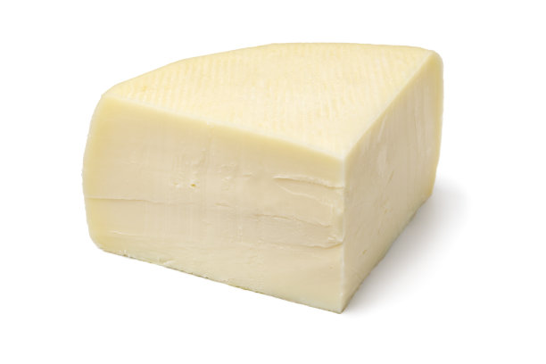 一块手工制作的半软意大利贝尔佩斯奶酪，白色背景图片下载