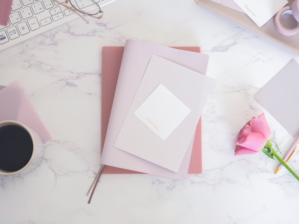 大理石平铺顶视图，女性pc桌，工作空间图片下载