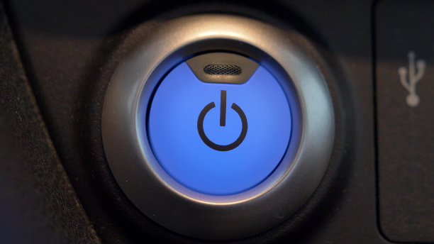 按待机电源按钮开启和关闭电动车特写图片下载