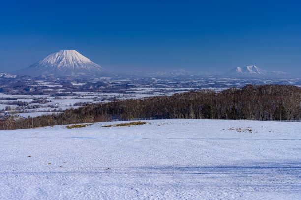 日本北海道Toyoura镇的冬季风景图片下载