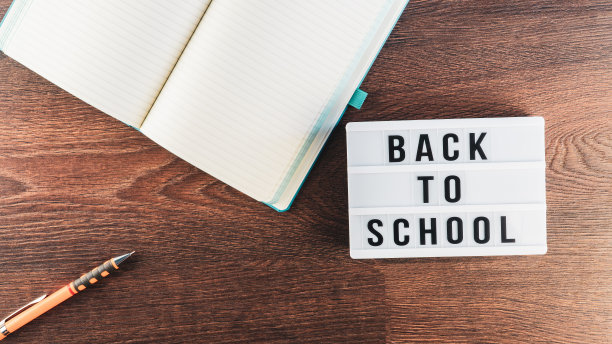 回到学校的概念。木制背景的学习用品。回到学校的白色白板上的字母。文本的复制空间。包括选择性焦点图片下载