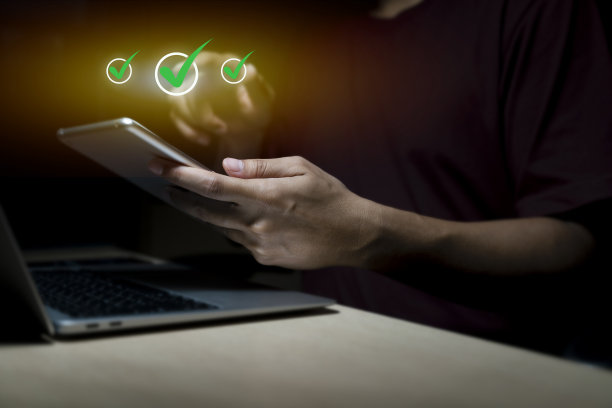 商家手上大拇指升起五星为顾客满意度和产品服务评价理念，良好的服务体验。评价最好的5颗星。图片下载