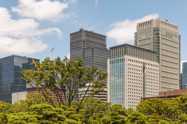 美丽的蓝天和城市建筑图片下载