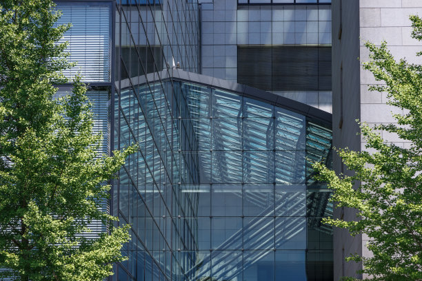 美丽的蓝天和城市建筑图片下载