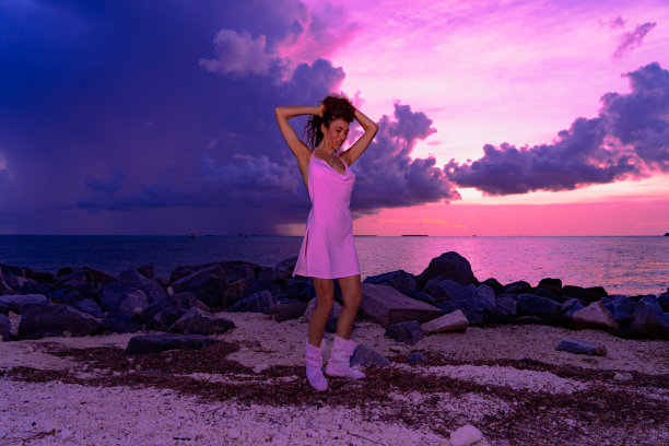 享受基韦斯特的成熟女人图片下载