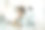 幸福的成年夫妇在家里以真实的生活方式生活在一起。男人在后台洗碗，女人在无线上网的笔记本电脑前开心地微笑。的关系图片下载