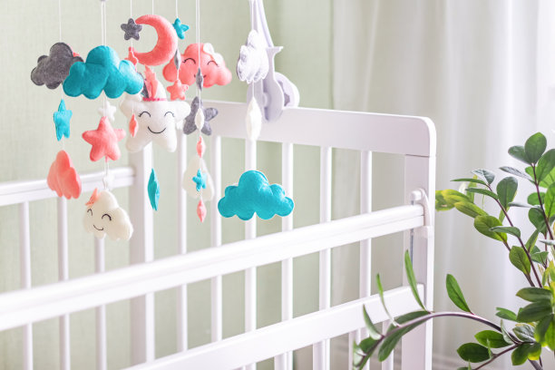 色彩缤纷，环保的儿童手机，适合儿童使用。它由玩具云、星星和月亮组成。手工制作的图片下载