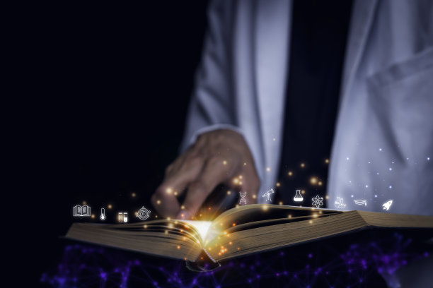 教师手持电灯泡毕业帽，互联网教育理科学位，学习知识要有创造性的思维观念。E-learning研究生证书课程教育商业理念。图片下载