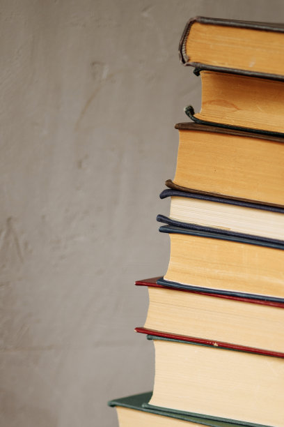 一堆书堆在灰色的背景上，留出空间供拷贝图片下载