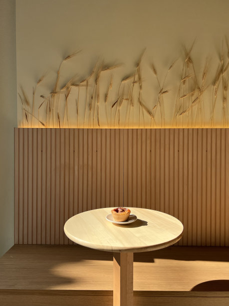 蛋糕粉彩在一个木制的dastcor咖啡的地方在一个木制的桌子上-日光干小麦装饰图片下载