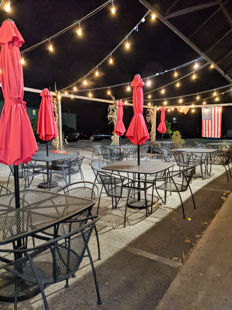 餐厅的户外用餐区，灯光和美国国旗图片下载