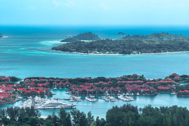 拥有别墅的百万富翁岛的景色。的一天。印度洋图片下载