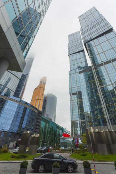 莫斯科市区雾中的高层建筑图片下载