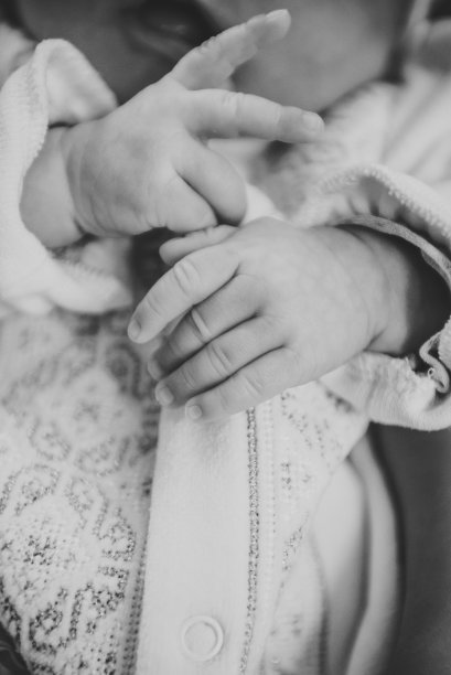 婴儿的手。黑白照片。特写镜头。洗礼的圣礼图片下载