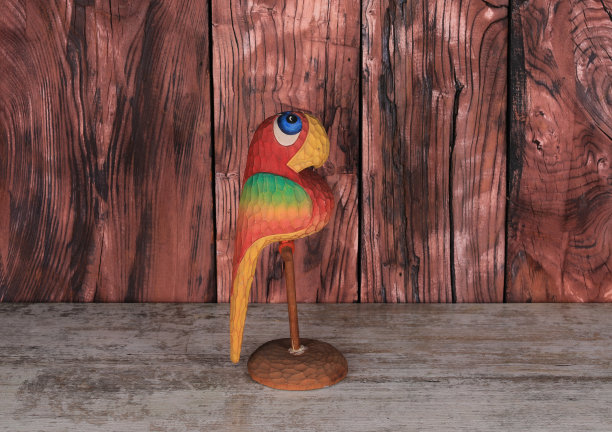 木桌上的木制玩具鹦鹉图片下载