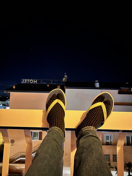 巴多利诺威尼托加尔达湖意大利-古镇人字拖阳台酒店袜子图片下载