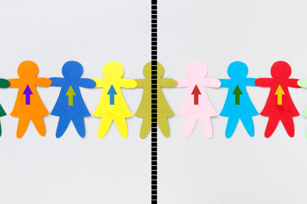 分开的女孩向上指图片下载