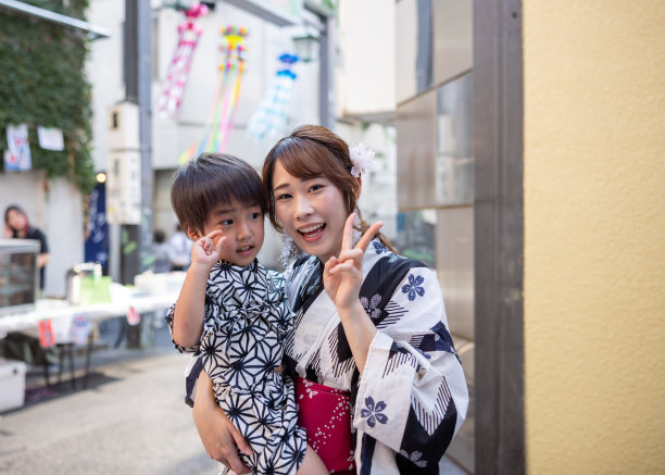 母亲和她的小儿子在汤田享受日本传统的夏季节日的肖像图片下载