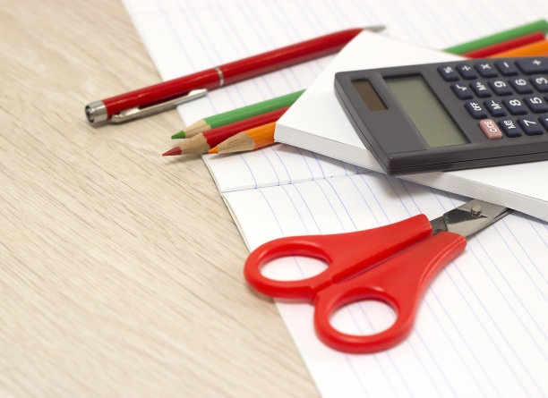 办公用品放在木桌上的白色笔记本上图片下载