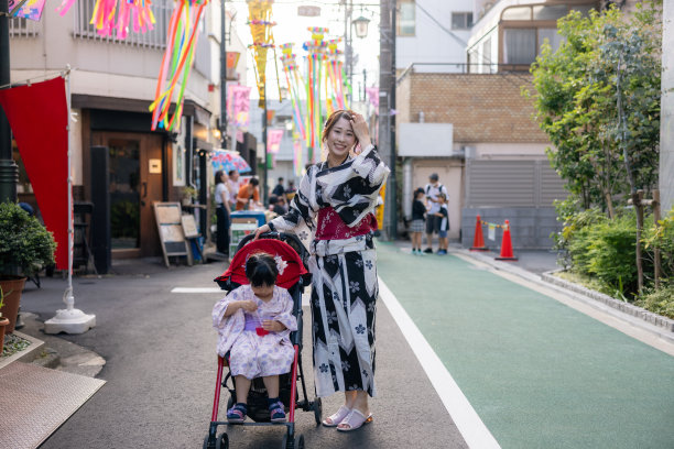 母亲和她的小女儿在汤田享受夏日的节日图片下载