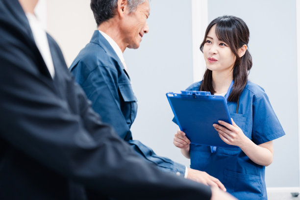 医务人员在医院接待处接见病人图片下载