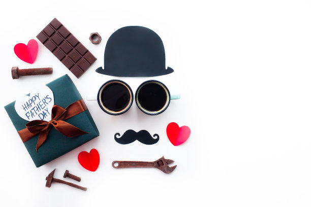 父亲节的节日概念。Flatlay。帽子，咖啡杯，礼物，旧工具形式的巧克力和孤立的白色背景上有趣的黑色胡子。为铭文复制空间。图片下载