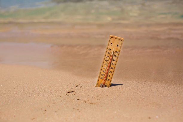 沙子上的温度计显示高温。炎热天气和气候概念图片下载
