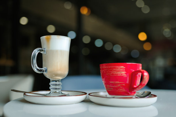 咖啡店桌上的一杯拿铁咖啡和一杯茶，茶还是咖啡的永恒之争图片下载