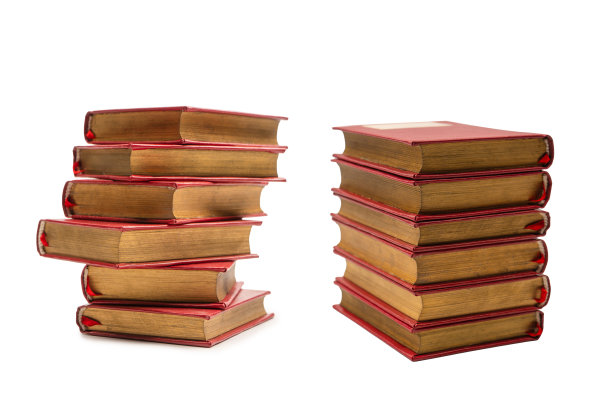 旧书被孤立在白色背景上。图片下载