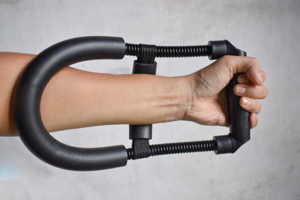 手腕和前臂加强工具。居家光锻炼的人。图片下载