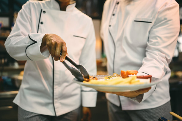 专业厨师上菜的特写镜头。图片下载