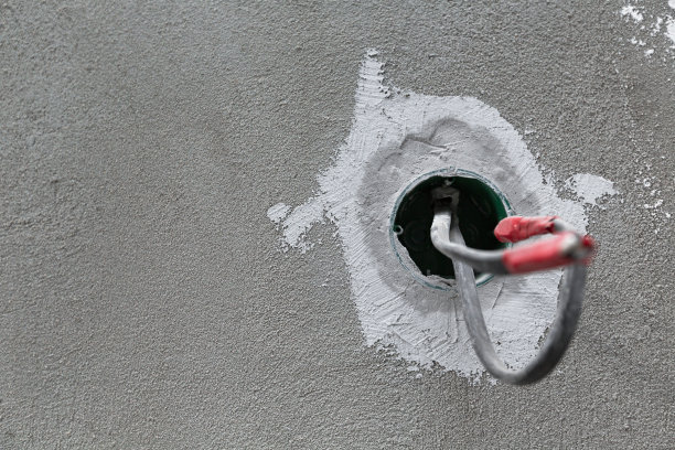 在混凝土墙上为插座开的洞图片下载