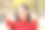 快乐的女人在公园里竖起两个大拇指图片下载
