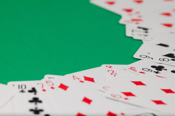 经典的扑克牌在绿色的背景。赌博和赌场的概念。图片下载