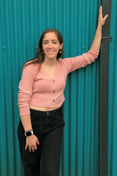 模型和蓝绿色墙图片下载