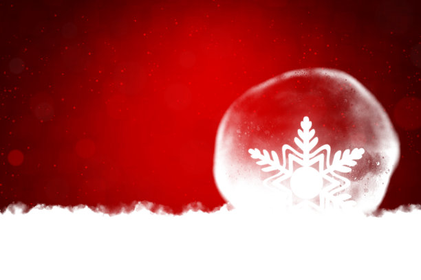 创意暗红色或栗色的圣诞背景，一个大的白色褪色雪花在一个半透明的水晶球或透明的气泡在一个雪雾缕缕基地与地面上的烟图片下载