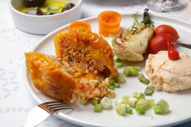 非常美味的希腊灯笼椒配上简单的米饭，再配上奶酪和蔬菜图片下载