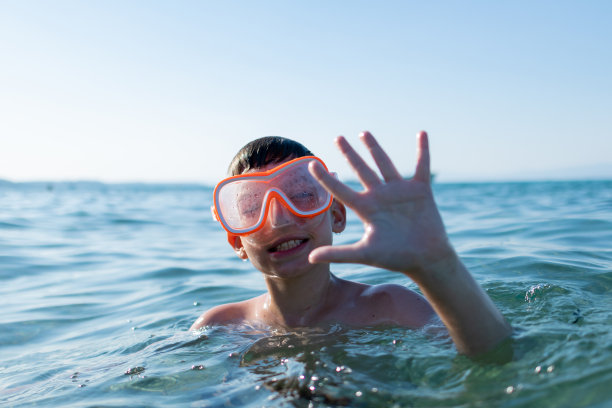 快乐男孩在浅水区浮潜，玩得很开心。图片下载