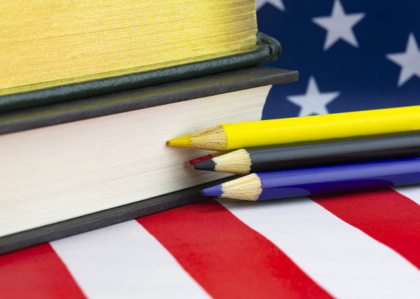 美国教育体现在旗帜、书本和铅笔上图片下载