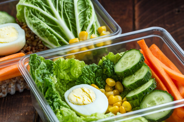 塑料容器里的健康餐。在办公室，在工作的时候吃零食。木制背景上的午餐盒。适当健康的饮食理念。饮食图片下载