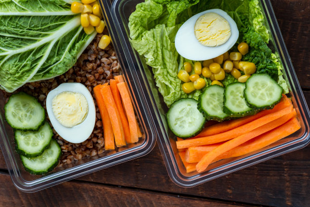 塑料容器里的健康餐。在办公室，在工作的时候吃零食。木制背景上的午餐盒。适当健康的饮食理念。饮食图片下载