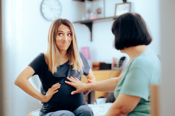迷信的孕妇被触摸时感觉不舒服图片下载