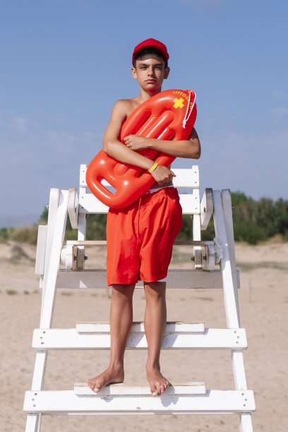 海滩上瞭望塔旁边的救生员图片下载