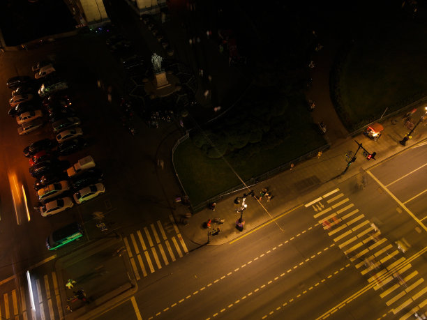 夜半时分，历史名城圣彼得堡明亮的涅夫斯基街、喀山大教堂和歌手公司之家的鸟瞰图图片下载