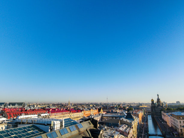 从空中俯瞰历史名城圣彼得堡，阳光明媚的夏日日出，涅夫斯基街和毗邻歌手公司的基督复活大教堂图片下载