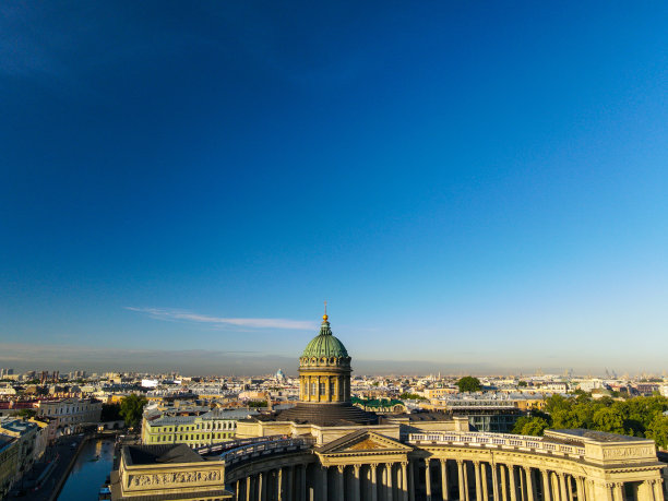 夏日的早晨，历史名城圣彼得堡的涅夫斯基街和歌手公司旁边的基督复活大教堂鸟瞰图图片下载