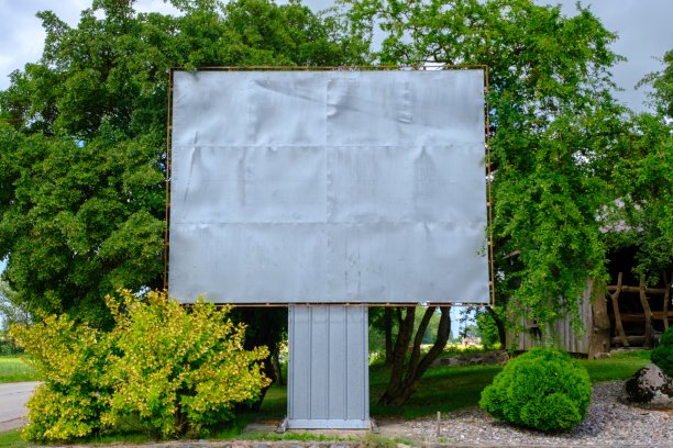 公园边的一个空摊位。用于复制空间、广告、文本和对象的图像。在自然景观中。图片下载