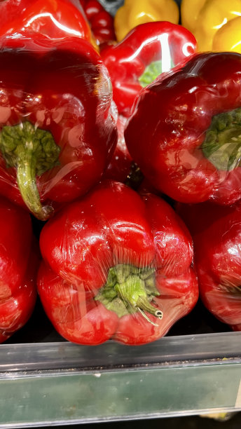 一堆塑料包裹的灯笼椒图片下载