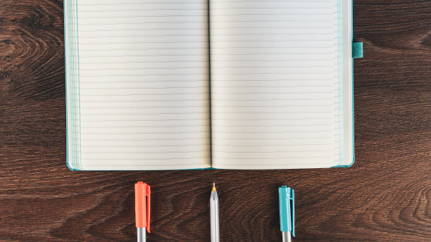 回到学校的概念。木制背景的学习用品。回到学校的白色白板上的字母。文本的复制空间。包括选择性焦点图片下载