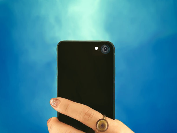 抽象背景下的手持智能手机。图片下载